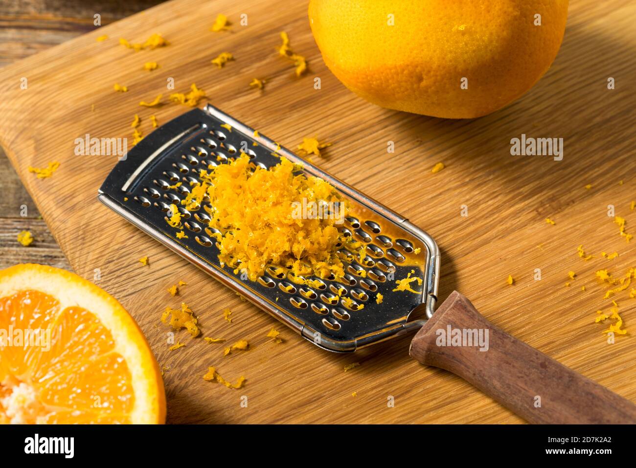 Zest arancione organico grezzo pronto a cucinare con Foto Stock