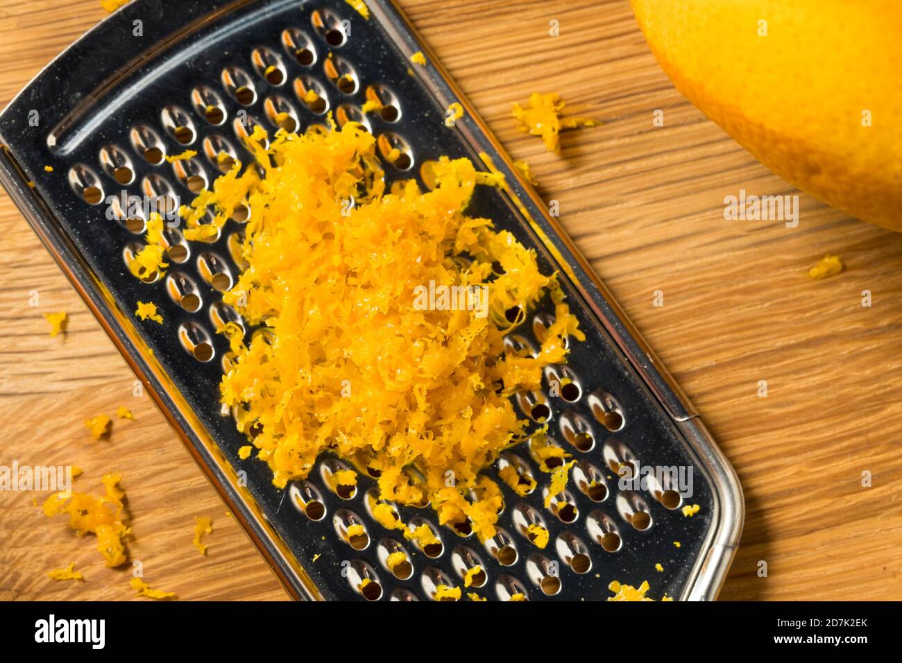 Zest arancione organico grezzo pronto a cucinare con Foto Stock