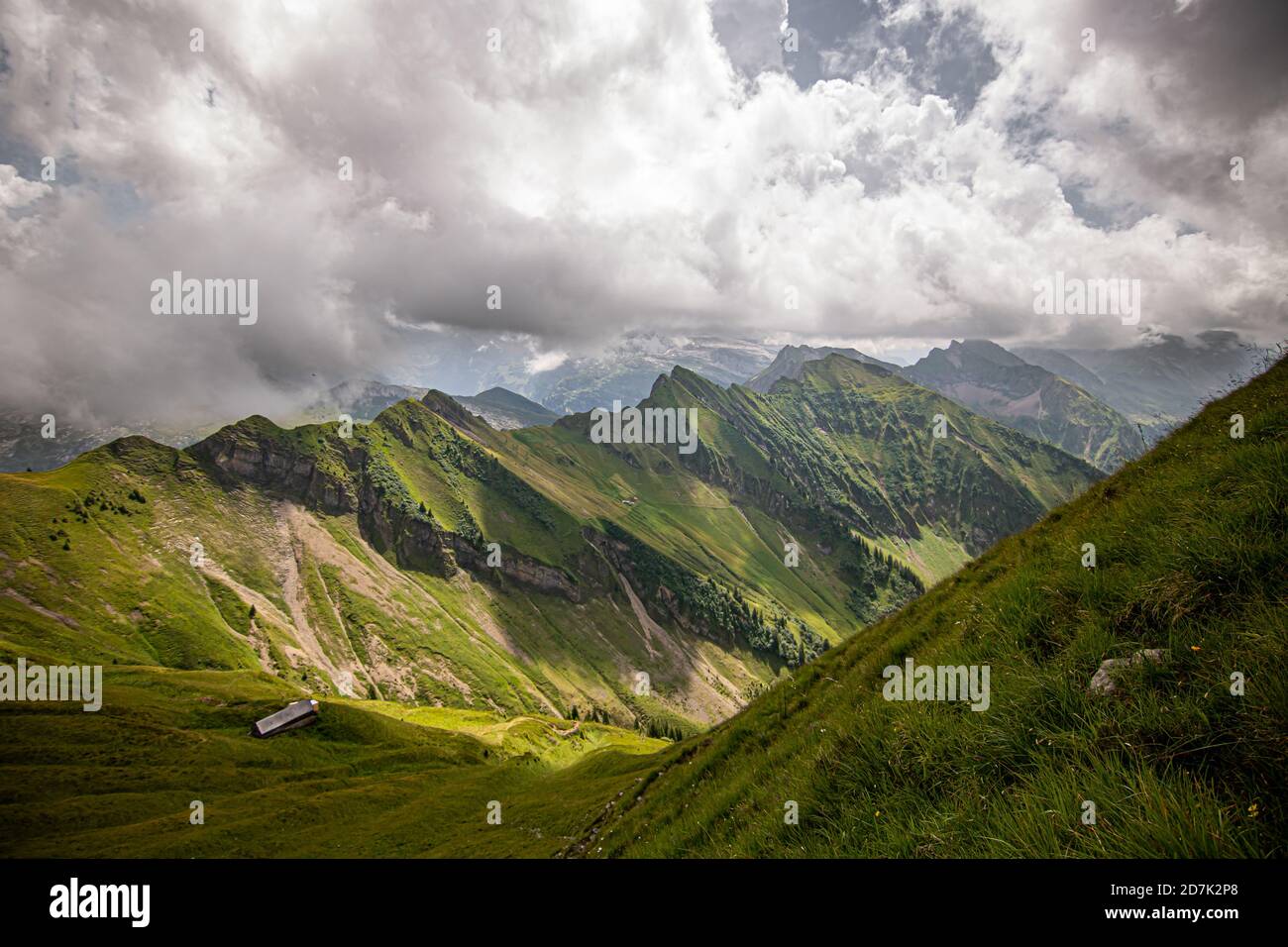 Montagna Alpina Diethelm sopra la valle e Lago alpino Wagitalersee Waegitalersee , Innerthal - Cantone di Schwyz, Svizzera Kanton Schwyz Foto Stock