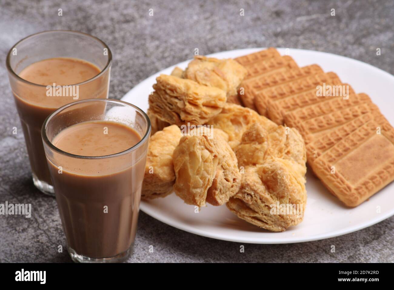 taglio chai masala o tè servito con pasta sfoglia / khari e biscotti. Foto Stock