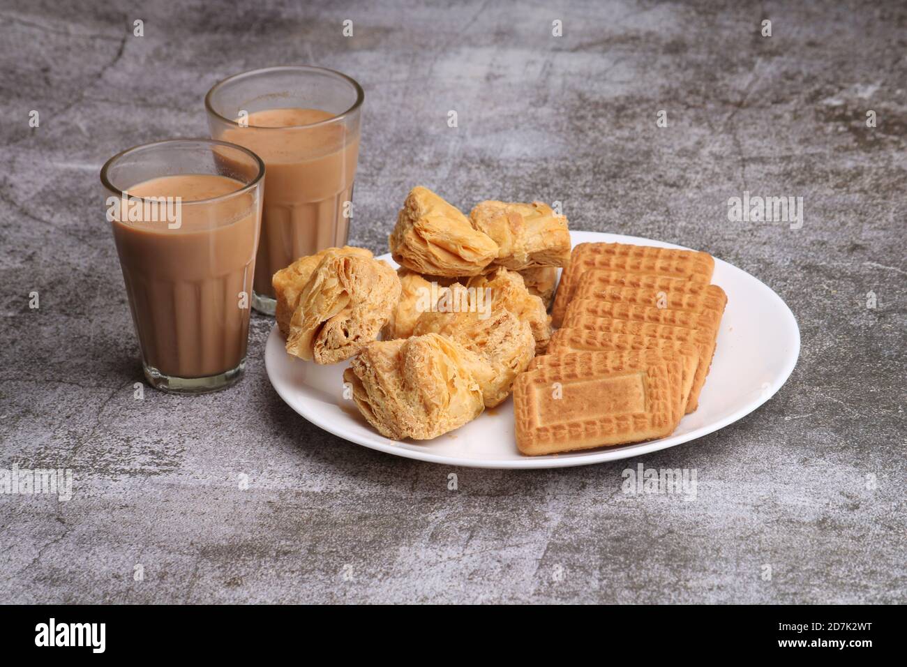 taglio chai masala o tè servito con pasta sfoglia / khari e biscotti. Foto Stock
