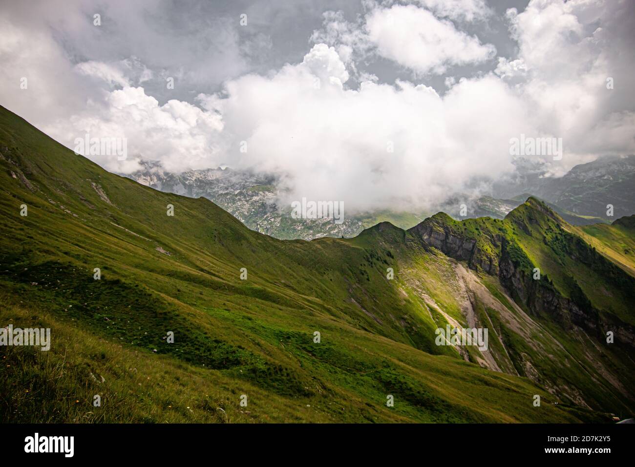 Montagna Alpina Diethelm sopra la valle e Lago alpino Wagitalersee Waegitalersee , Innerthal - Cantone di Schwyz, Svizzera Kanton Schwyz Foto Stock