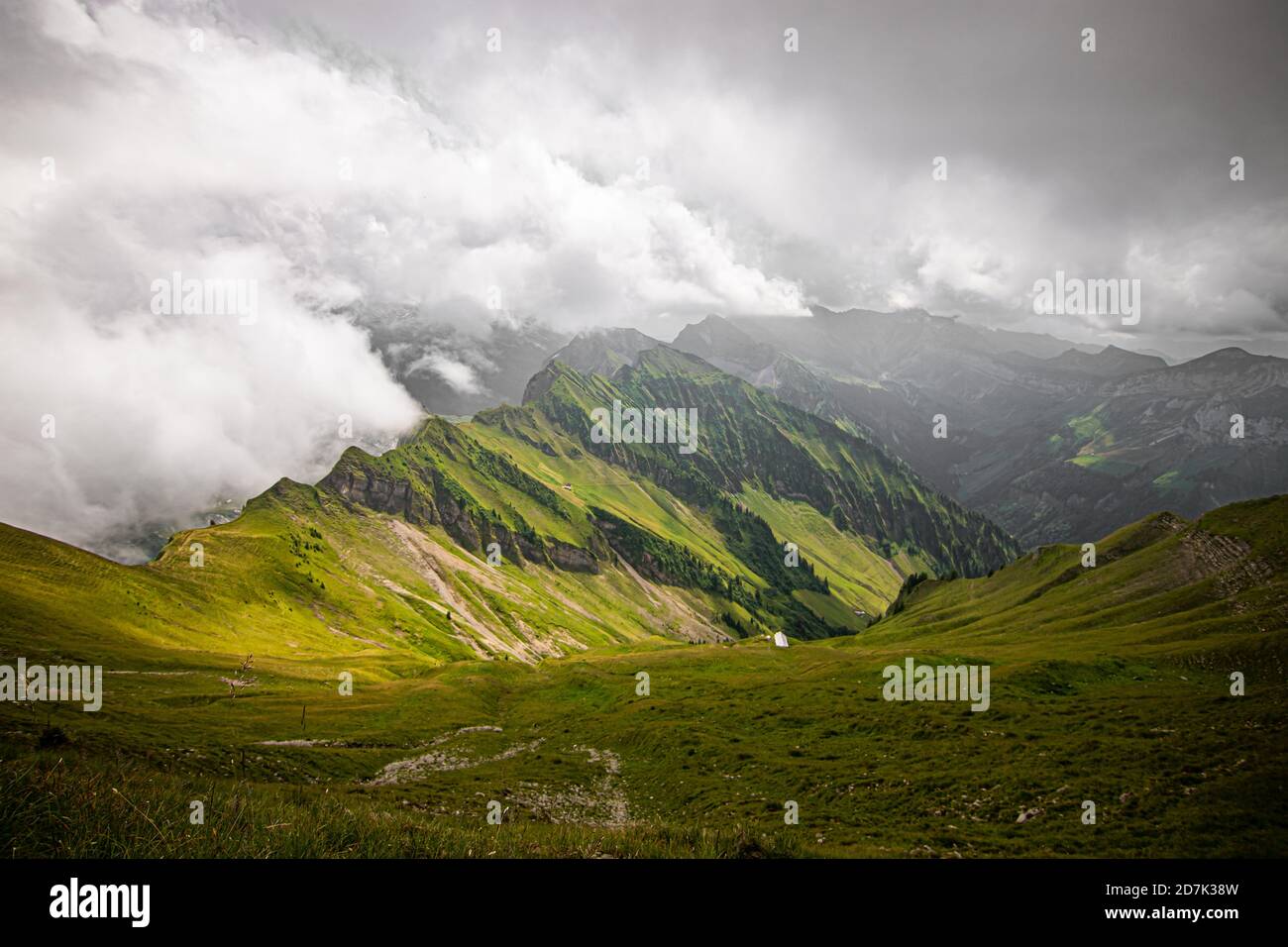 Montagna Alpina Diethelm sopra la valle e Lago alpino Wagitalersee Waegitalersee , Innerthal - Cantone di Schwyz, Svizzera Kanton Schwyz Foto Stock