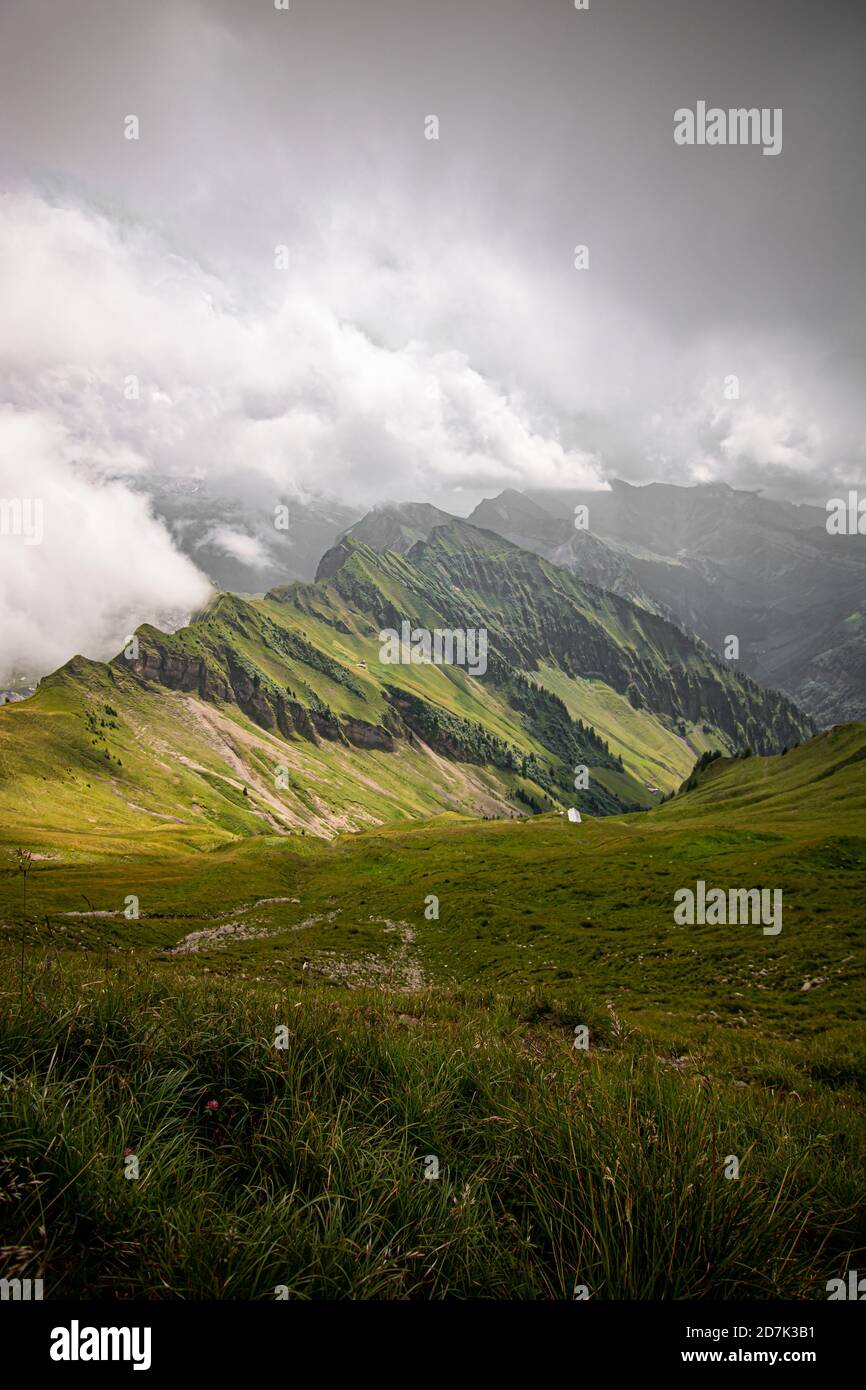 Montagna Alpina Diethelm sopra la valle e Lago alpino Wagitalersee Waegitalersee , Innerthal - Cantone di Schwyz, Svizzera Kanton Schwyz Foto Stock