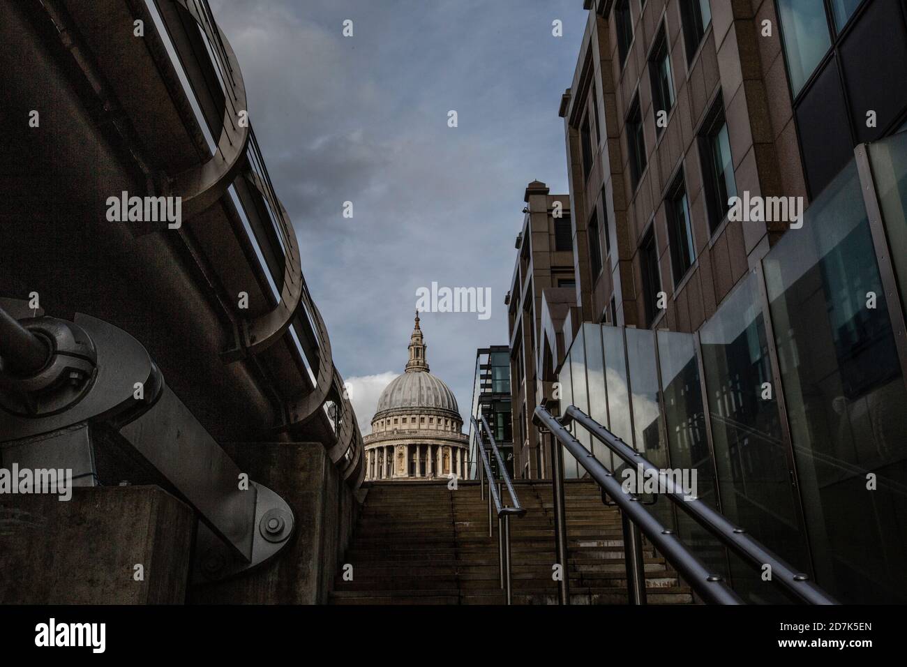 Cattedrale di St Paul, che si affaccia dai gradini dell'approccio fino al Millennium Bridge, nel centro di Londra, Inghilterra, Regno Unito Foto Stock