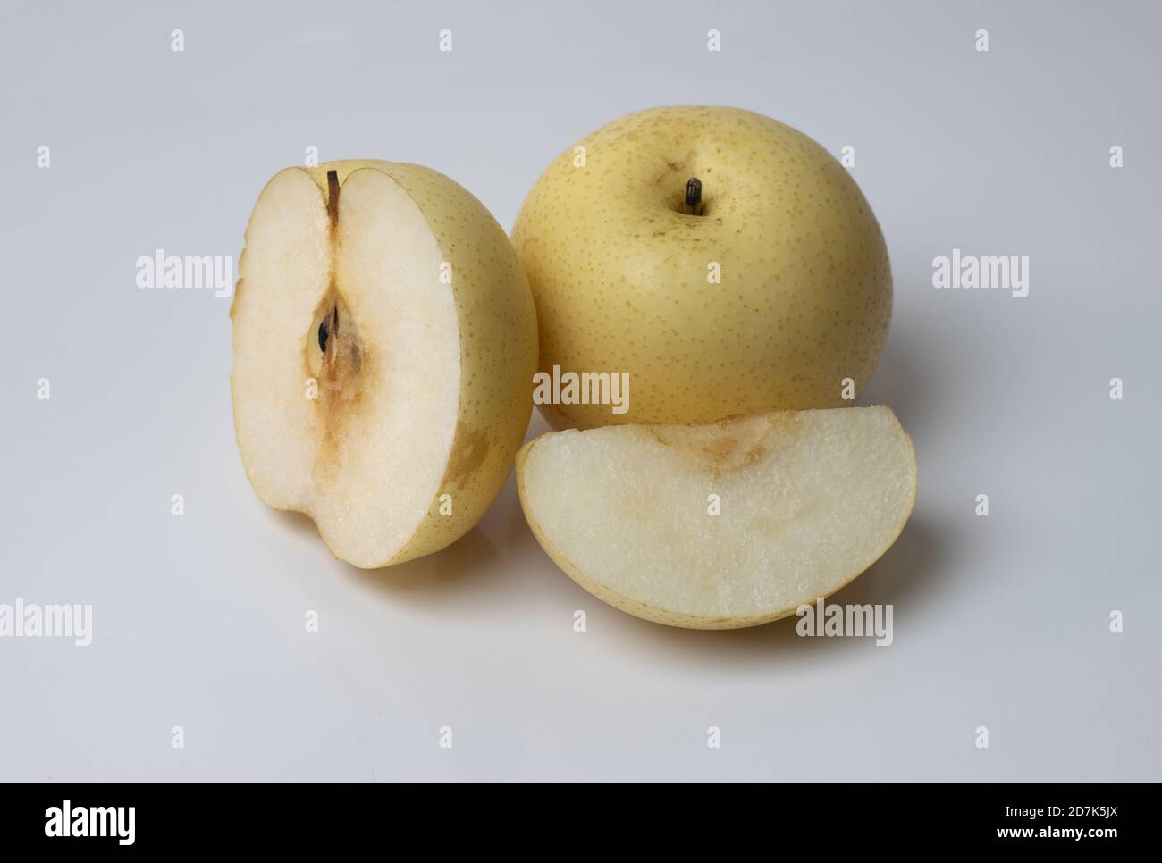 Fette di pera biologiche fresche su sfondo bianco Foto Stock