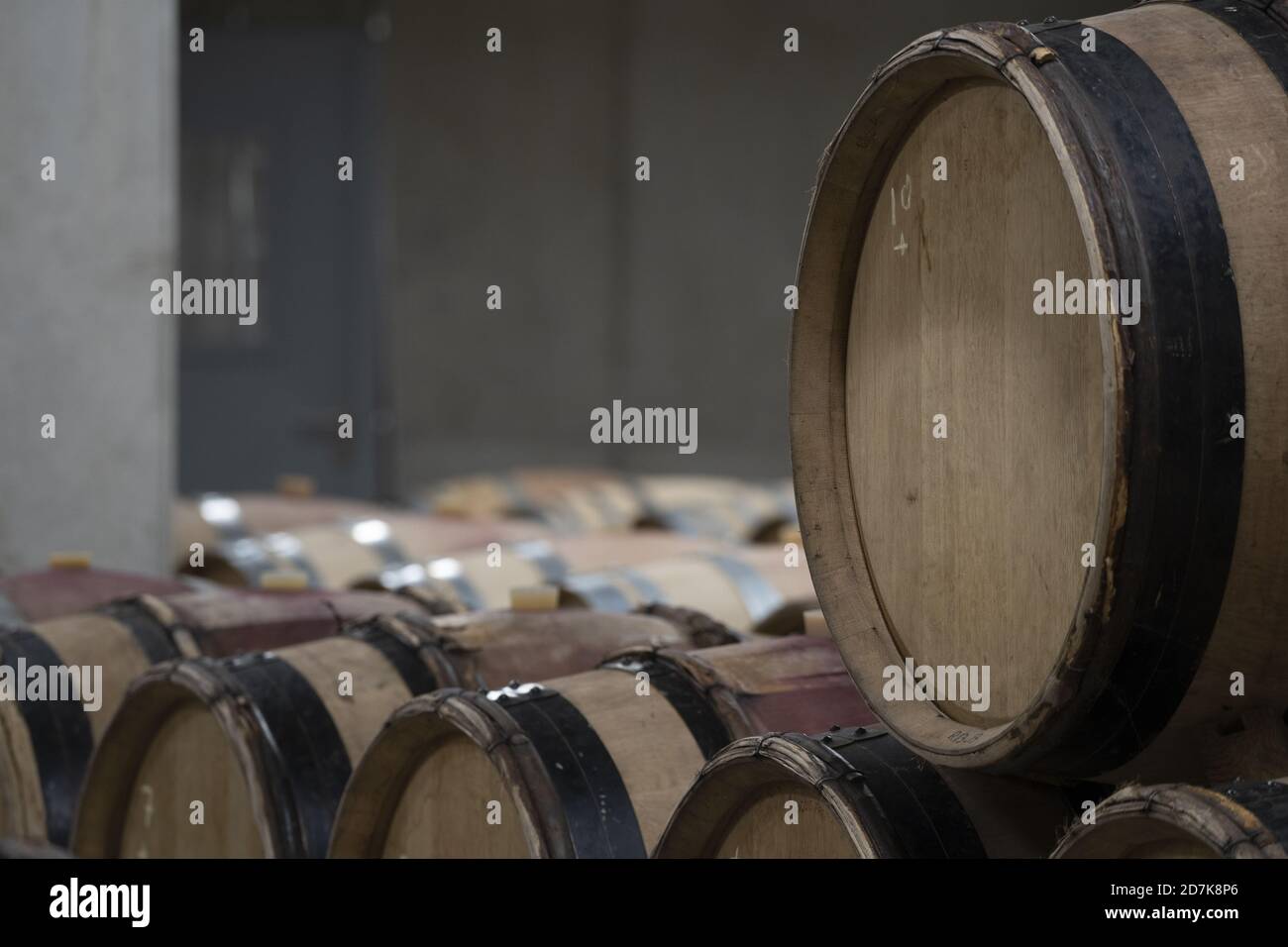 Primo piano su una botte di vino in legno allineata in cantina, Francia Foto Stock
