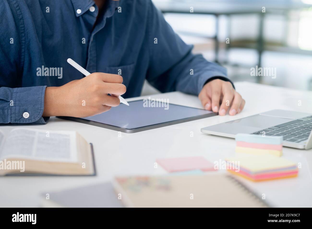 Utilizzo di un tablet digitale per l'apprendimento e la comunicazione online e per lavorare su un tablet digitale utilizzando una penna stilo. Concetto di comunicazione online. Foto Stock