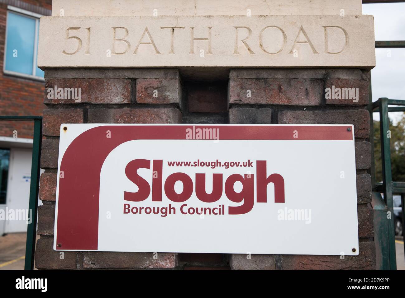 Slough, Regno Unito. 23 ottobre 2020. Un cartello fuori dagli uffici del Consiglio di Slough Borough. Il governo ha annunciato che Slough cambierà il suo status di livello di allarme COVID da livello 1 Medio Alert a livello 2 High Alert con effetto dalle 00:01 di sabato 24 ottobre, a seguito di un aumento sostenuto dei casi COVID-19, con conseguente tasso di infezione di 153 casi ogni 100,000. Credit: Mark Kerrison/Alamy Live News Foto Stock