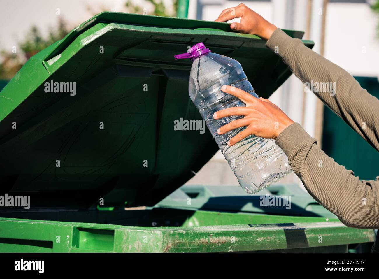 La Gente Tiene a Mano Bottiglie Di Plastica E Vetro Messe in Un Sacchetto Di  Riciclaggio Per Pulire Immagine Stock - Immagine di mano, nave: 157309727