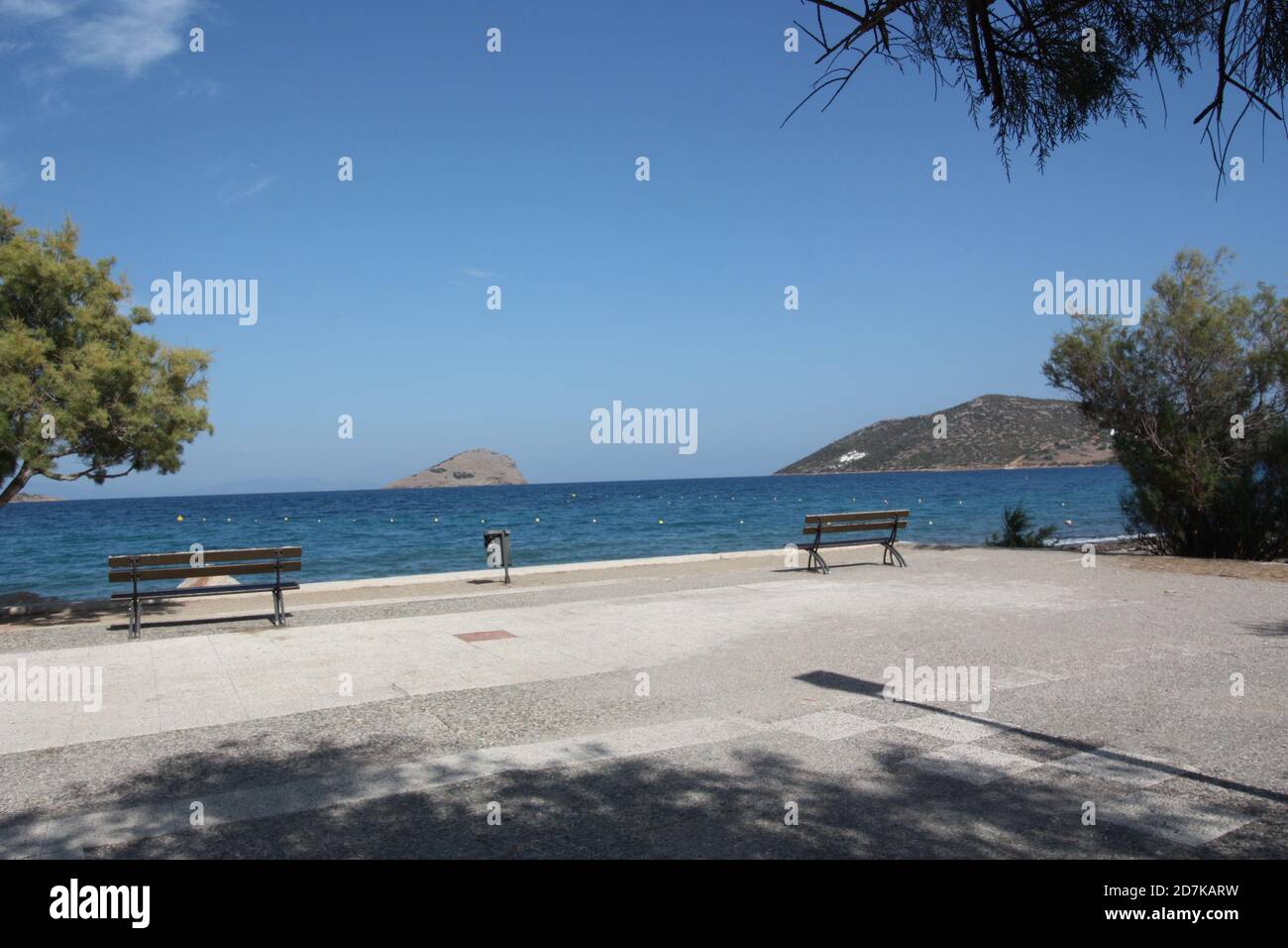 Mare e spiaggia, Porto Rafti, Grecia, Estate 2020. Panchine vuote in riva al mare. Foto Stock