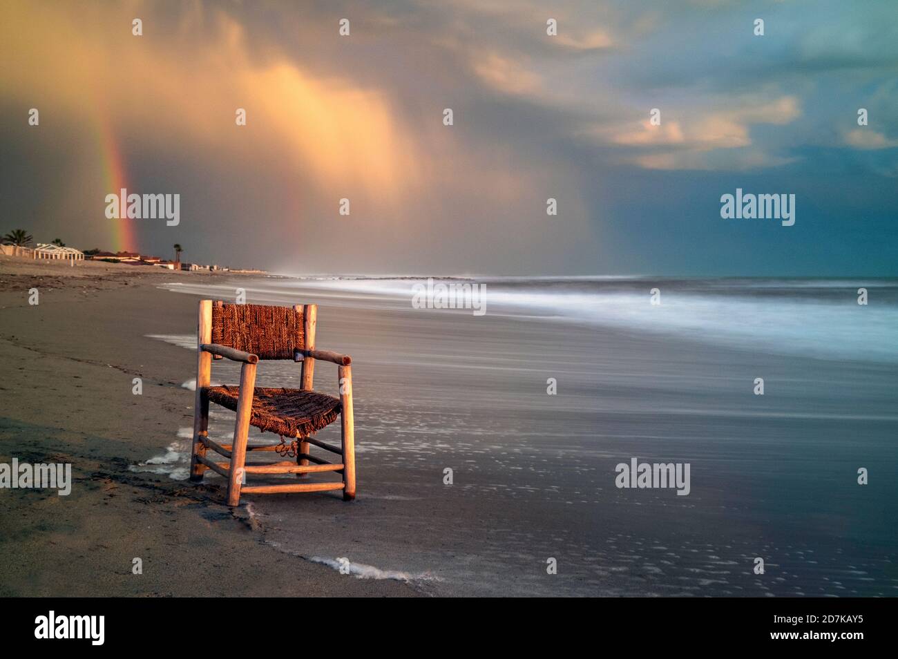Da soli in un tramonto invernale in una spiaggia toscana Foto Stock
