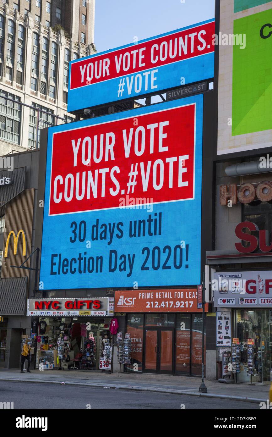 Un brillante cartellone che ricorda ai cittadini americani di votare alle elezioni presidenziali del 2020. 7th Avenue, New York City. Foto Stock