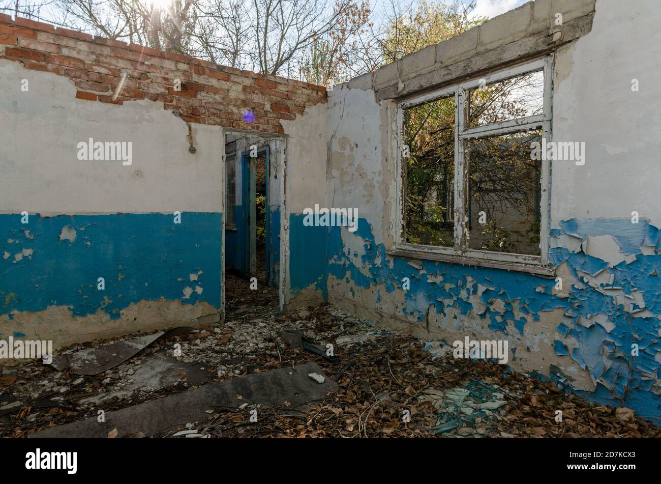 Rovine di un vecchio villaggio abbandonato casa in Ucraina dopo la guerra Foto Stock