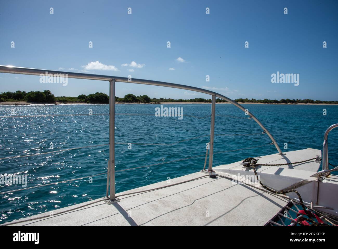 Frederiksted, St. Croix, Isole Vergini statunitensi-17 febbraio 2020: Jolly Mon barca a vela con Lyric Sails nel Mar dei Caraibi al largo della costa di St. Croix, VI Foto Stock