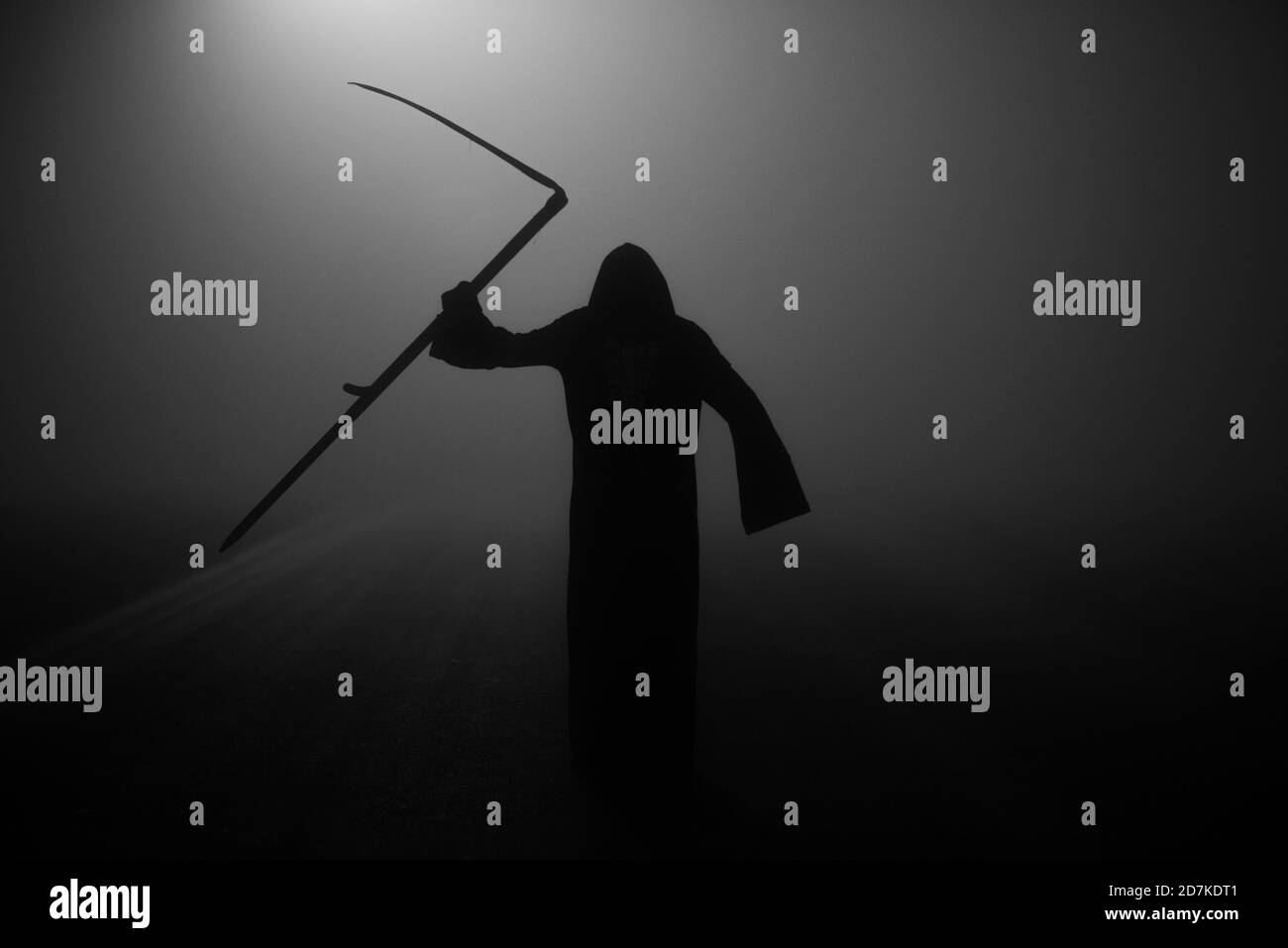 Death Grime Reaper scheletro indossando un abito nero e tingendo uno scythe, Memento Mori, Coronavirus, epidemia e Pandemic Time Foto Stock