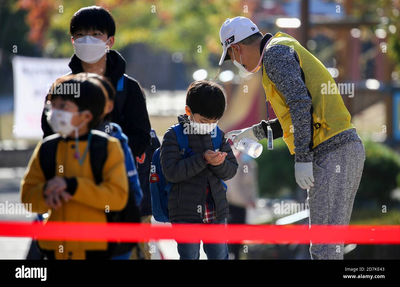 Seoul, Corea del Sud. 23 Ott 2020. I bambini della scuola elementare Gajaeul di Seodaemun-GU, Seoul, si puliscono le mani con un disinfettante per le mani la mattina del 23, quando le classi scolastiche per gli studenti di tutto il paese si sono ampliate mentre il controllo delle distanze sociali causato dal COVID-19 è stato abbassato al primo livello. Credit: Won-Ki min/ZUMA Wire/Alamy Live News Foto Stock