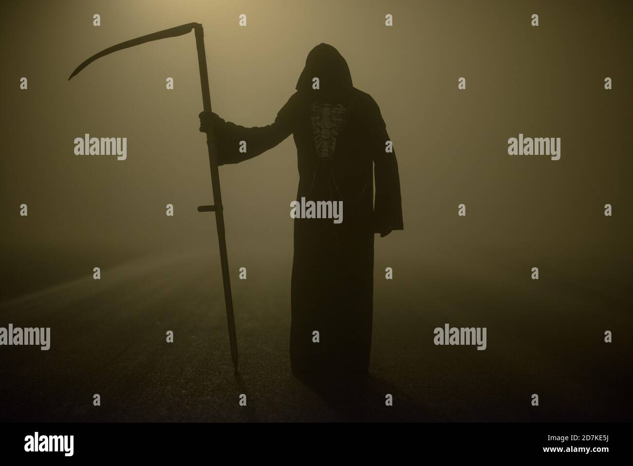 Death Grime Reaper scheletro indossando un abito nero e tingendo uno scythe, Memento Mori, Coronavirus, epidemia e Pandemic Time Foto Stock