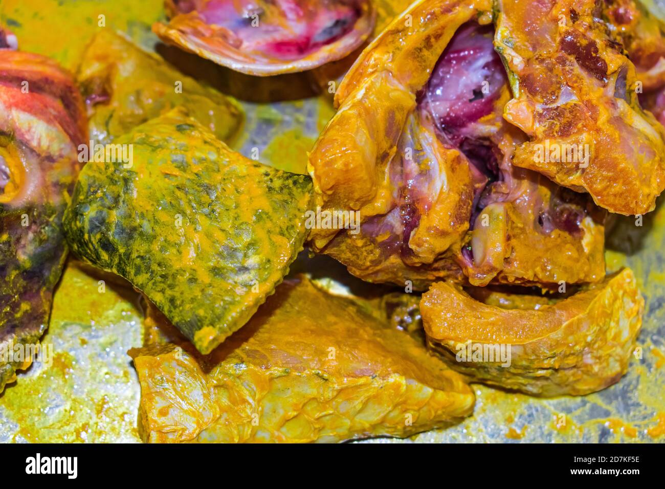 Frittura profonda pesce tagliato a fiamma bassa aspetto delizioso. Foto Stock