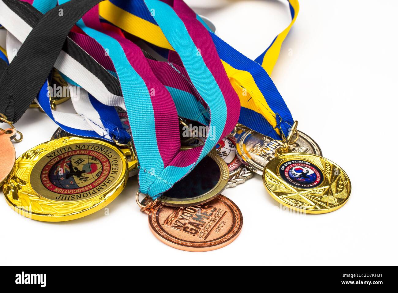 Tantissime medaglie sportive lucenti su diversi nastri colorati isolati su  sfondo bianco. Vista orizzontale piatta Foto stock - Alamy
