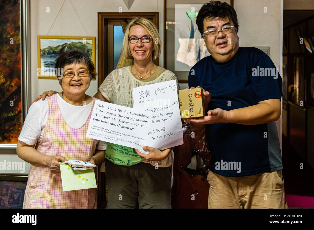 Auguri stampati in inglese e giapponese a Nishiizu-Cho, Giappone. Per mezzo di una domanda scritta in giapponese per una camera libera abbiamo iniziato il nostro soggiorno di diversi giorni al Ryokan Izu Makiba. Perché anche in inglese una comprensione era impossibile. Alla partenza Hiroto ci ha consegnato con un lancino una controparte scritta tradotta automaticamente e un fascino fortunato. Foto Stock