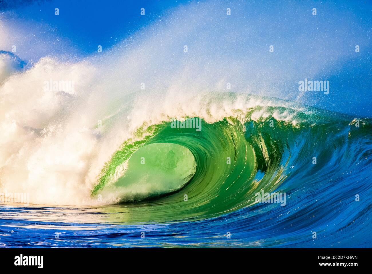 Enorme onda oceanica che si infrange violentemente a riva, creando un muro d'acqua, una pausa costiera, Waimea Bay, Oahu, Hawaii, USA, Oceano Pacifico Foto Stock