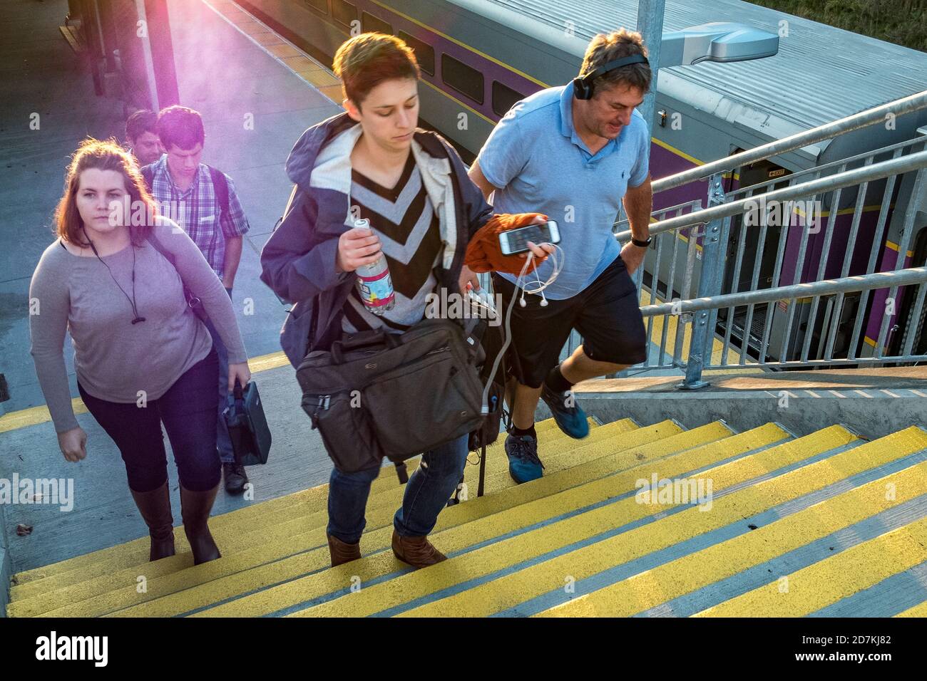 Lavoratori che partono dal treno e tornano a casa dopo una giornata di lavoro. Foto Stock