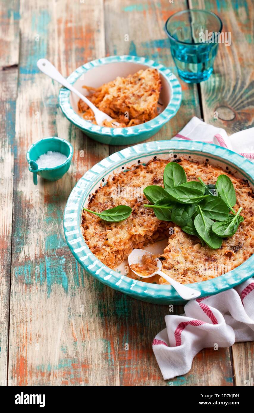 Casseruola con cavolo, carne, pomodoro e formaggio, fuoco selettivo Foto Stock