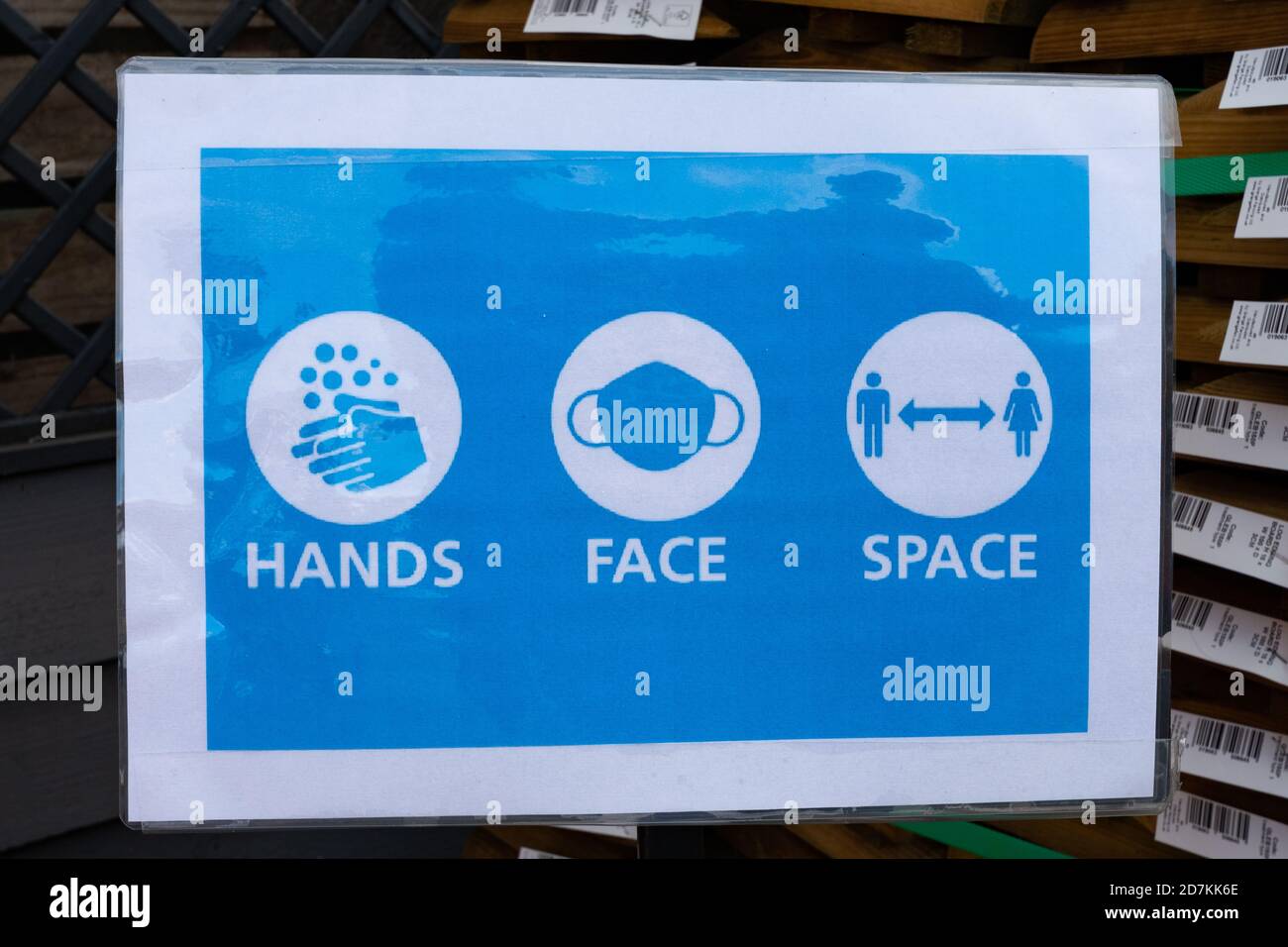 Hands Face Space slogan su avviso o poster presso un centro giardino durante il coronavirus covid-19 pandemia, ottobre 2020 Foto Stock