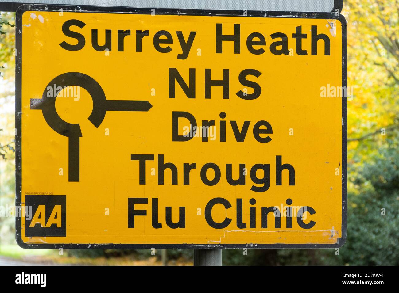 Segnale stradale per un NHS guida attraverso la clinica di influenza che fornisce vaccinazioni di virus influenzali immunizzazioni, Surrey, Regno Unito Foto Stock