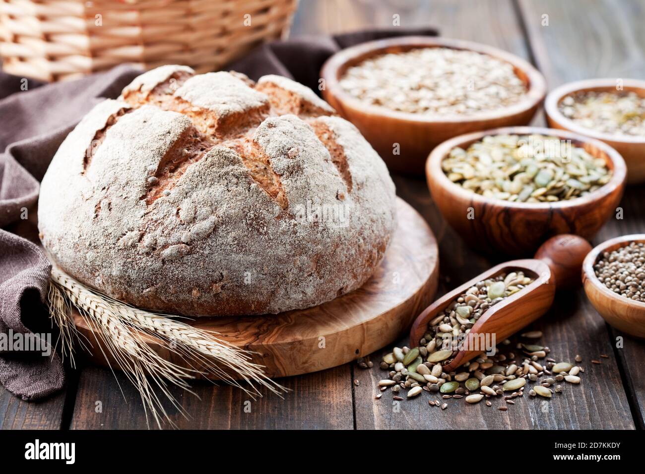 Pane a grani interi con semi di girasole, zucca, lino e canapa, fuoco selettivo Foto Stock