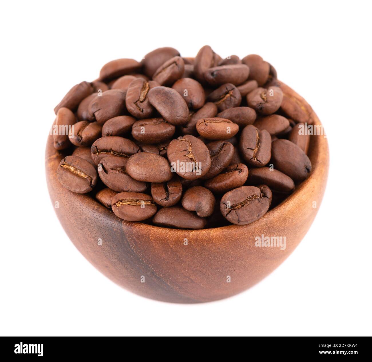 Chicchi di caffè in un recipiente di legno isolato su sfondo bianco. Chicchi di caffè arabica arrosto. Foto Stock