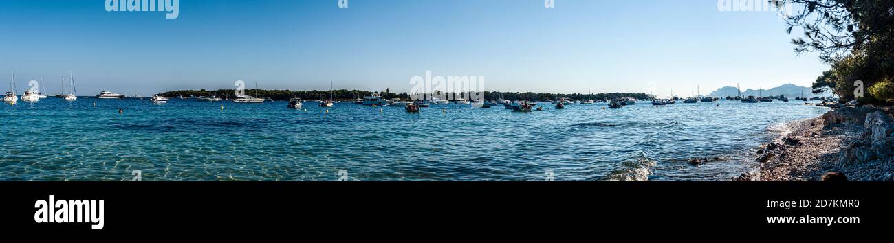 Vista panoramica dell'isola di Saint-Honorat dall'isola di Saint Marguerite. Fanno parte di Iles de Lerins, che si trova al largo di Cannes, in Francia. Foto Stock