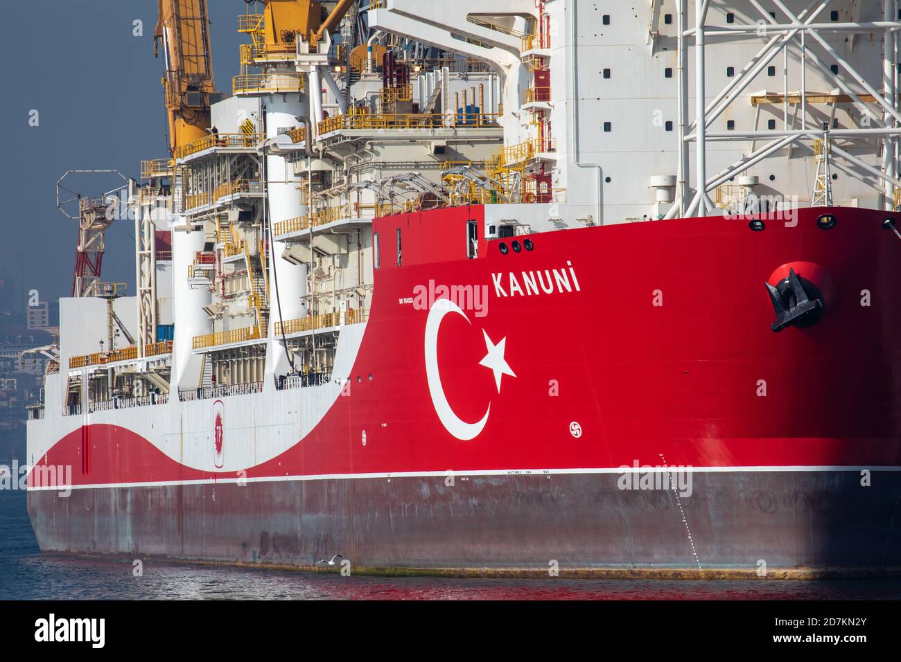 La nave da perforazione Kanuni si trova nel porto di Haydarpasa a Istanbul, Turchia, il 23 ottobre 2020. Kanuni è un'unità di perforazione ultra-profonda di sesta generazione, segnata dalla Turchia Foto Stock