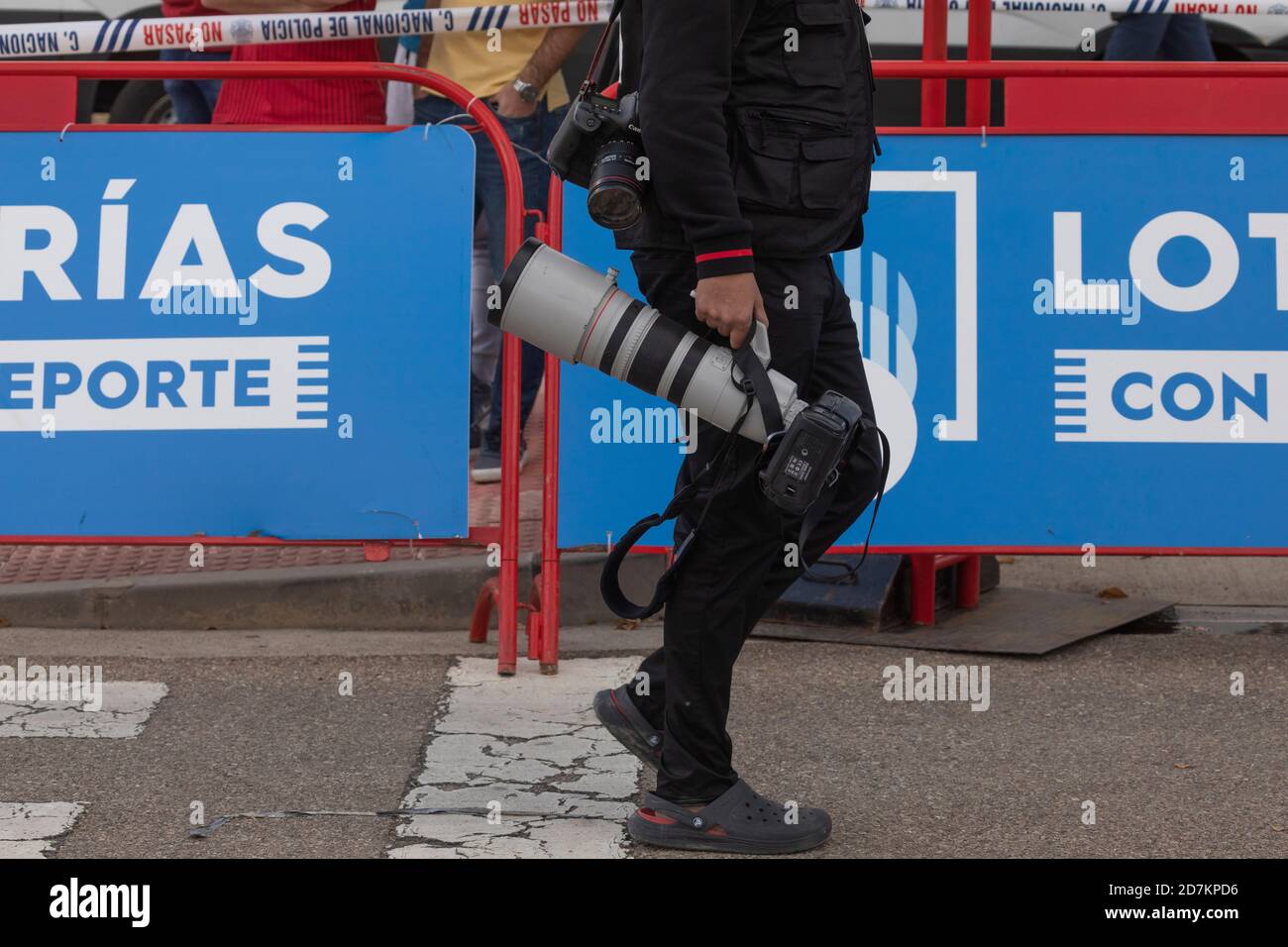 Giornalisti, fotografi e media, lavorando nel traguardo della quarta tappa di la Vuelta a España 2020. Foto Stock