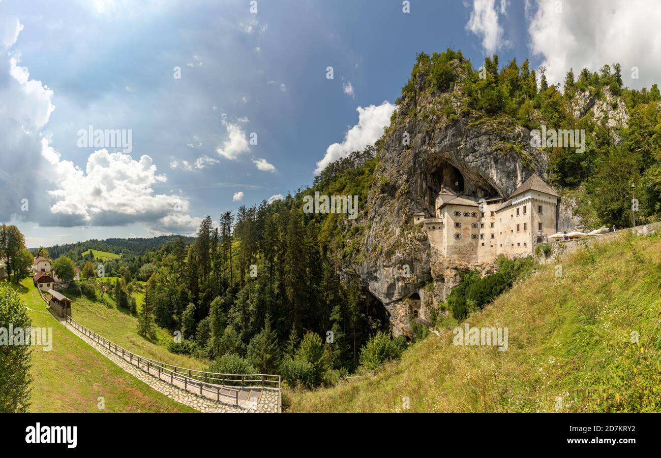 Una foto panoramica del Castello di Predjama e del paesaggio circostante. Foto Stock