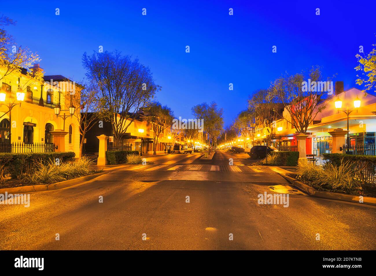 Strada notturna con luci luminose nel centro cittadino di Dubbo in Australia - storica città regionale tradizionale. Foto Stock