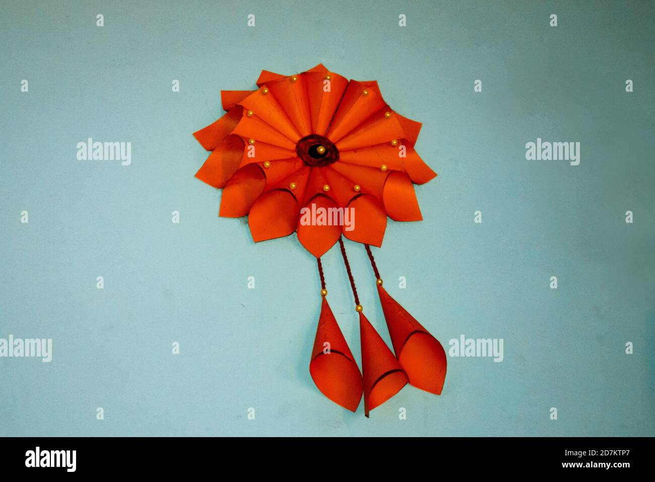 Decorazione di casa di fiori di colore rosso fatta a mano con carta o plastica Foto Stock