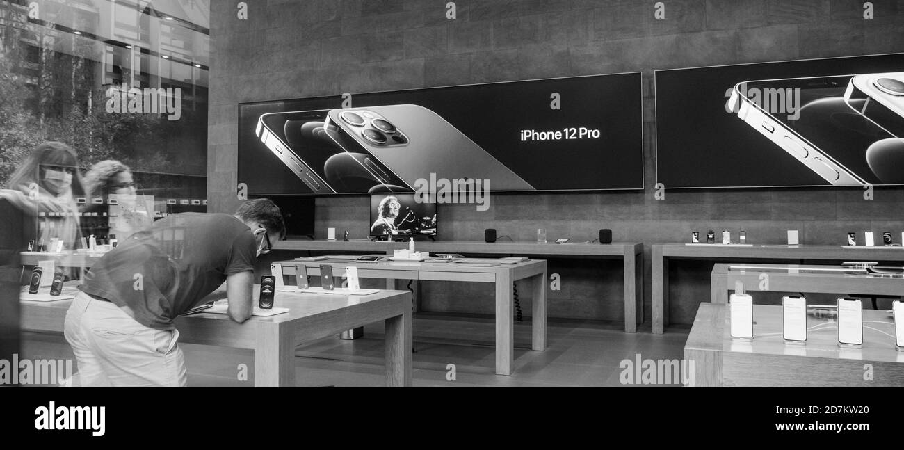 Parigi, Francia - 23 ottobre 2020: Vista dalla strada di quasi vuoto Apple Store, mentre il nuovo iPhone 12 e iPhone 12 Pro in mostra durante il giorno del lancio. Gli ultimi smartphone 5G sono in vendita in tutto il mondo. Foto Stock