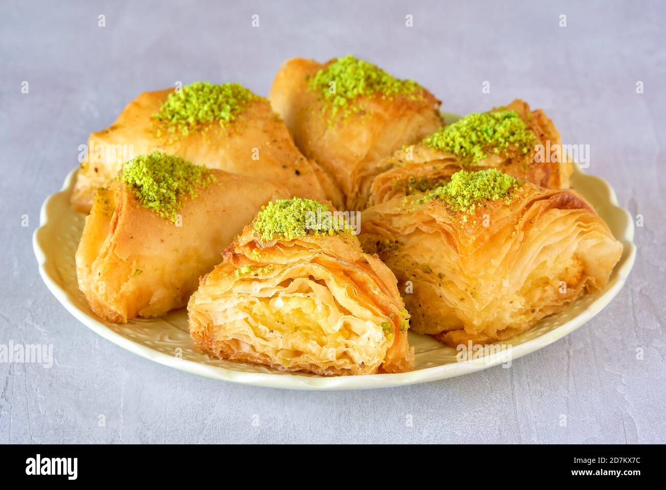 Dolci arabico dessert baklava, , kunafa, kadayif con pistacchio e formaggio Foto Stock