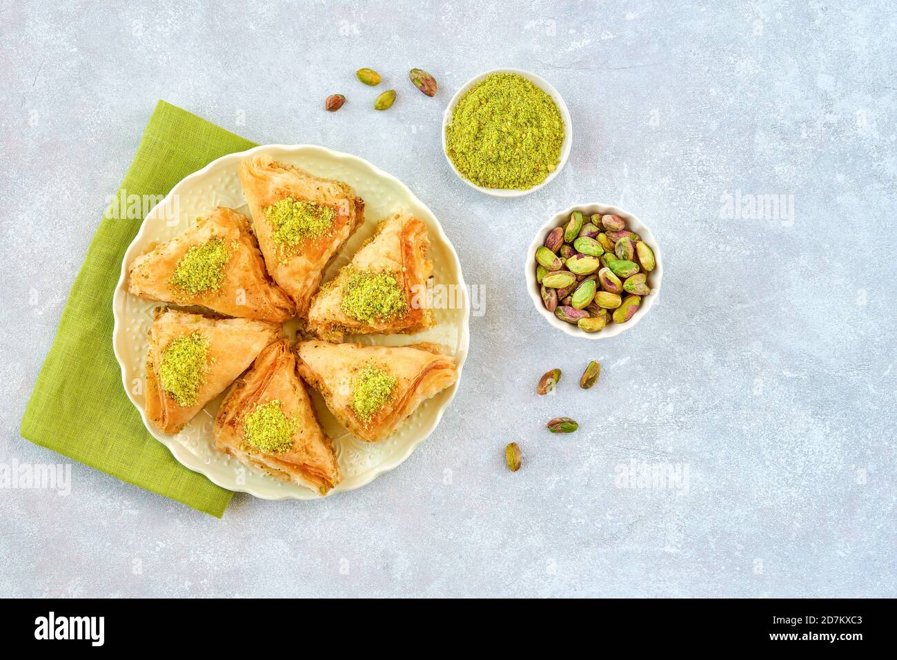 Dolci arabico dessert baklava, , kunafa, kadayif con pistacchio e formaggio . Vista dall'alto, spazio di copia Foto Stock