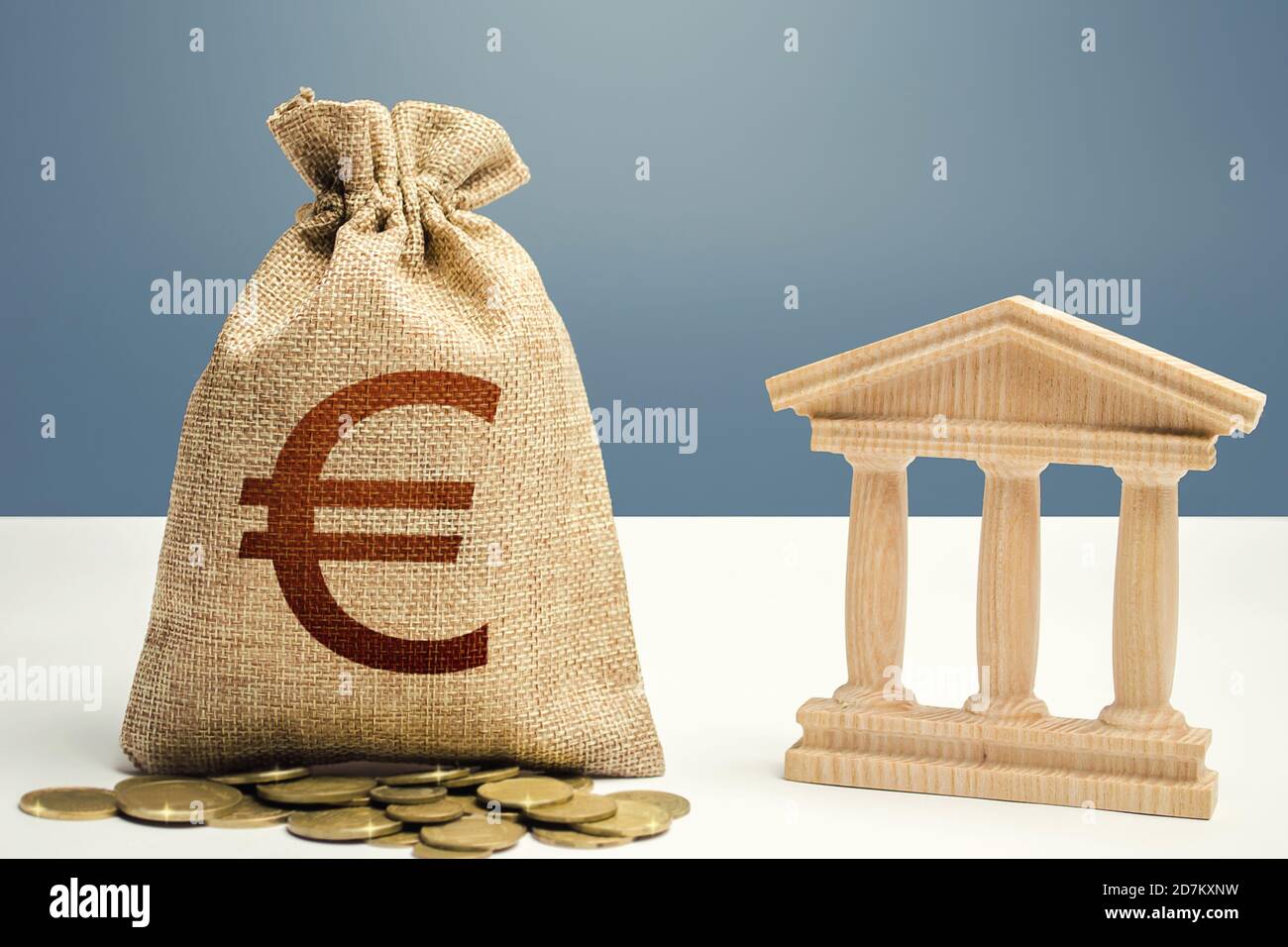 Borsa di denaro in euro e edificio bancario/governativo. Bilancio, sistema finanziario nazionale. Prestiti, deposito di depositi. Politica monetaria. Alloca risorsa Foto Stock