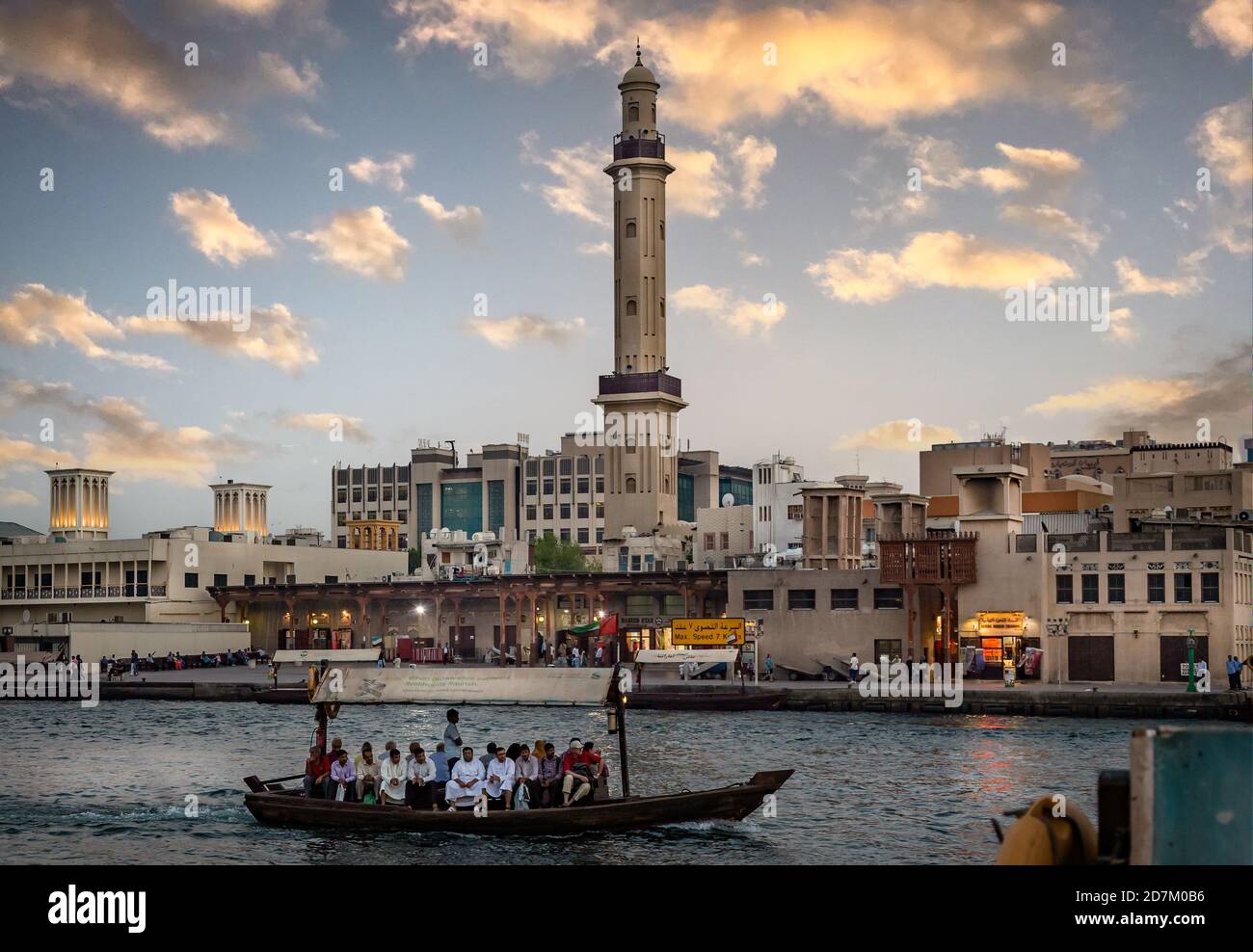 Piccola barca passeggeri che passa di fronte a un minareto in L'area di Deira di Dubai negli Emirati Arabi Uniti nel 16 Settembre 2013 Foto Stock