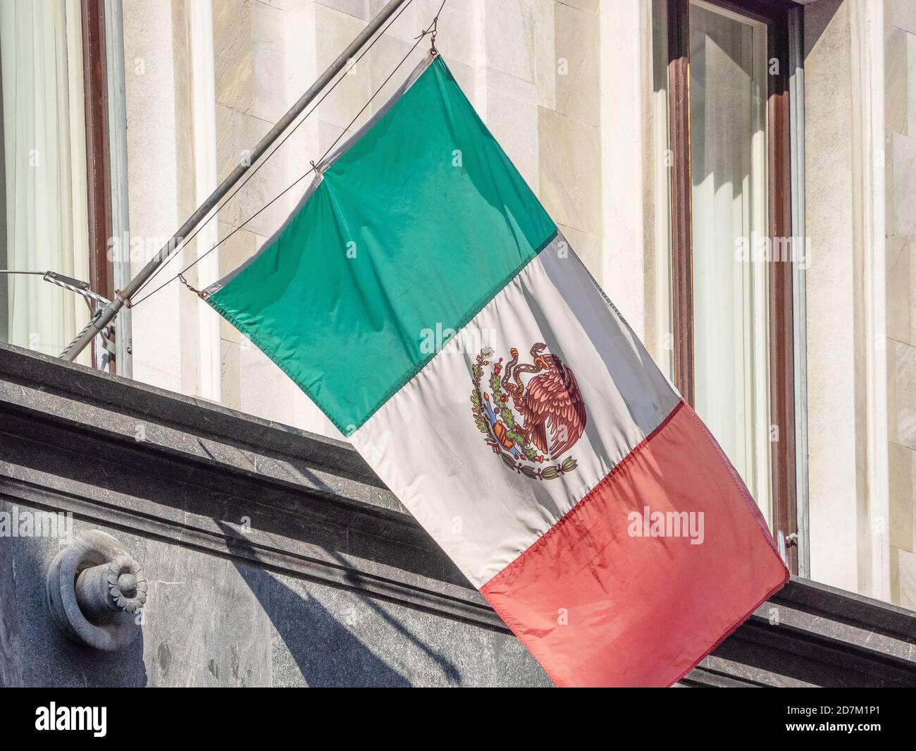 Bandiera messicana flutters sulla facciata di un edificio Foto Stock