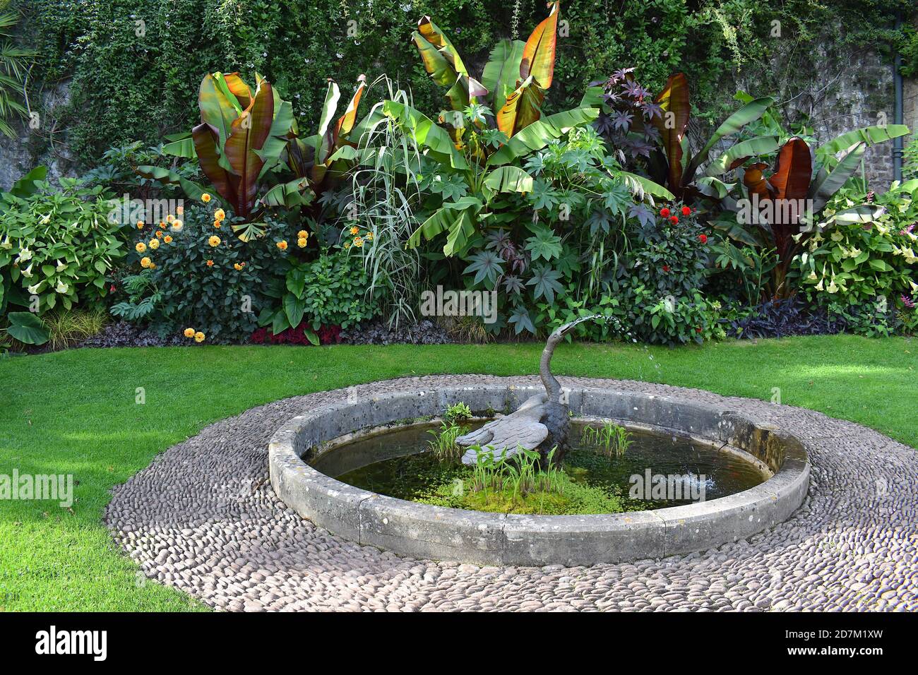 Formale vittoriano terrazza giardino nel Somerset ovest ha micro-clima e. Atmosfera mediterranea con vista panoramica sul canale di Bristol e. Parco dei cervi Foto Stock