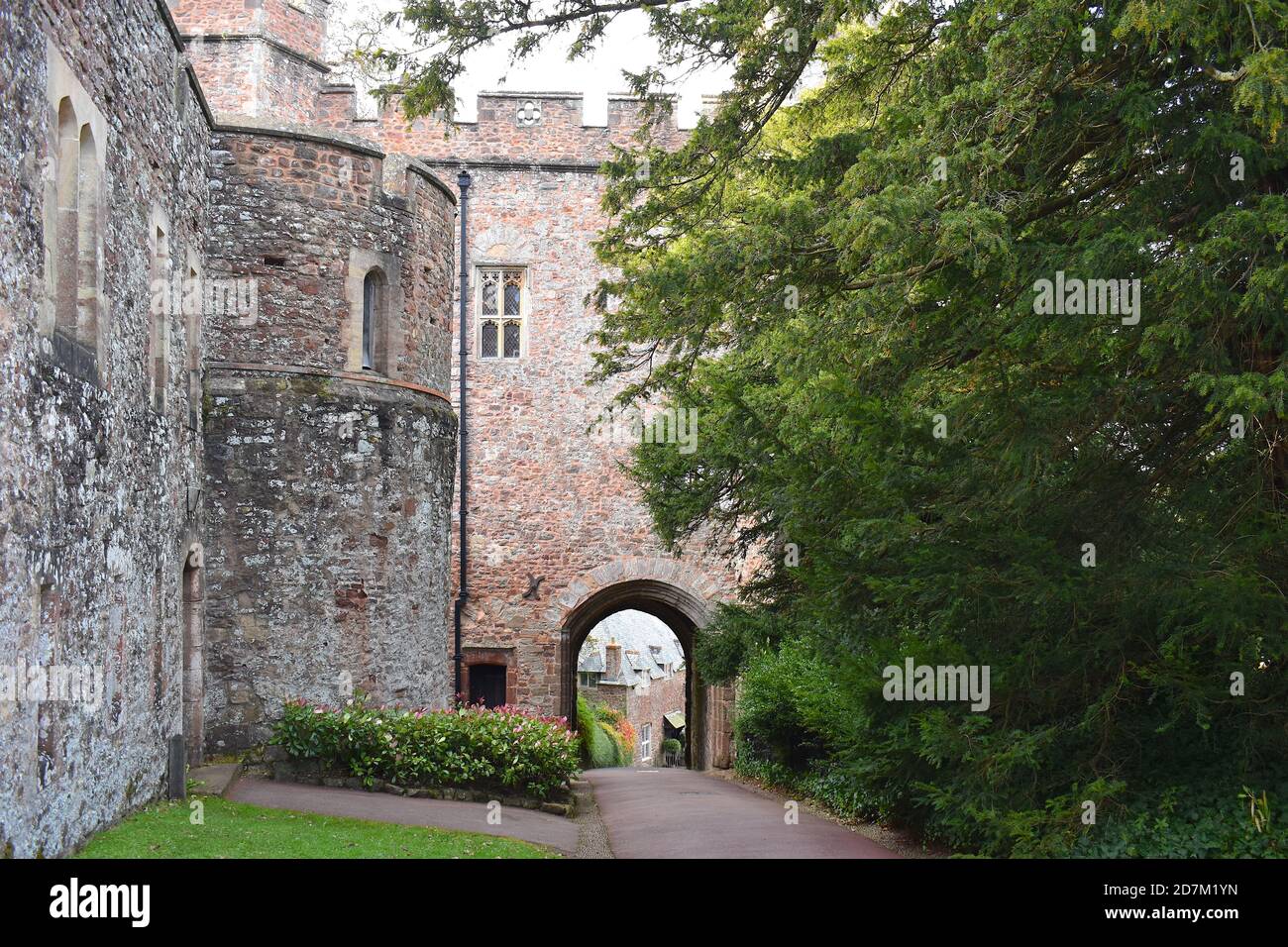 Il Dunster Somerset si trova appena fuori dalla A39, a pochi chilometri di distanza Minehead ai margini di Exmoor ha un castello storico acqua di lavoro mulino packhorse ponte e ford Foto Stock