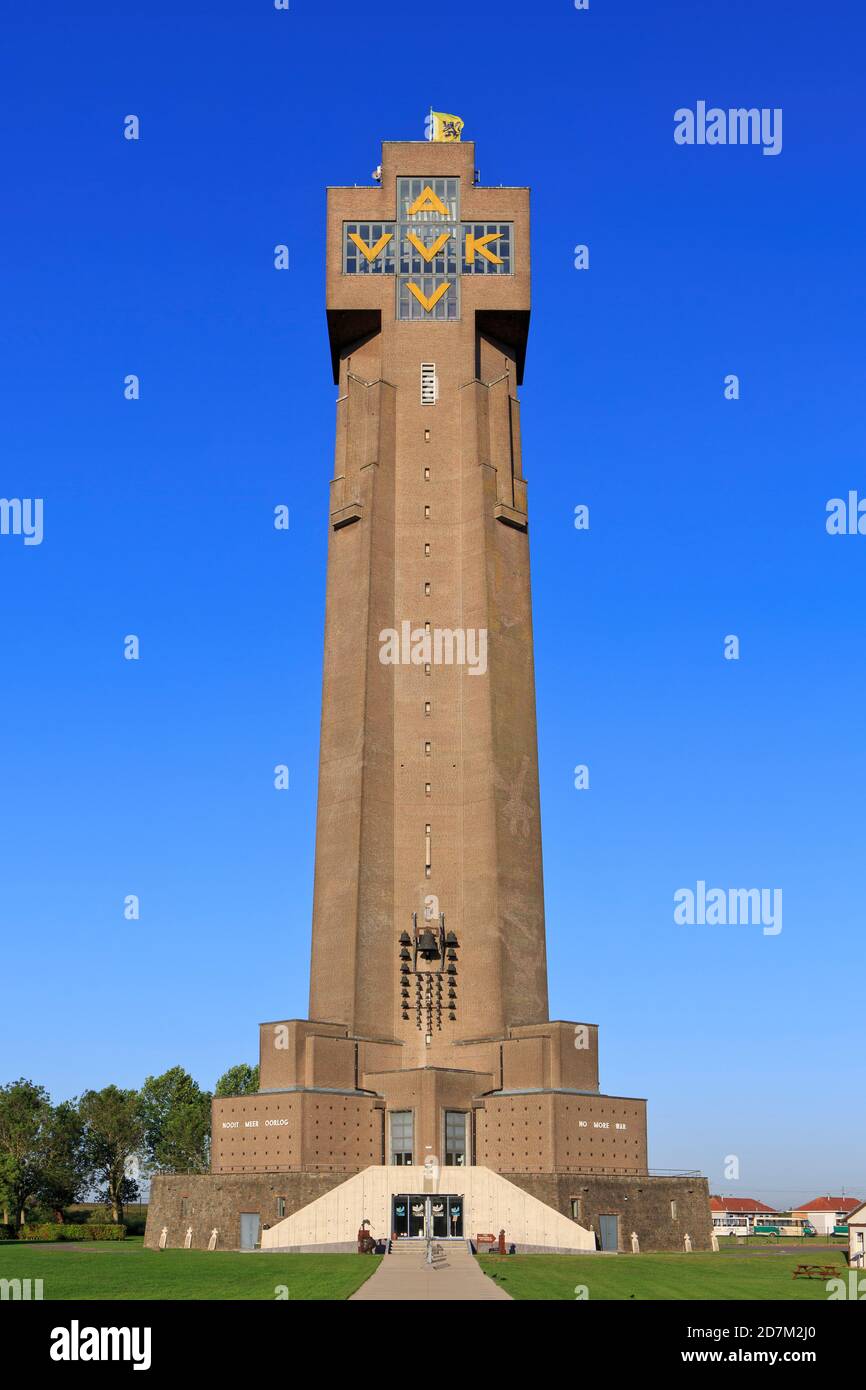 La Yser Tower commemora i soldati uccisi al fronte Yser nella prima guerra mondiale a Diksmuide, Belgio Foto Stock