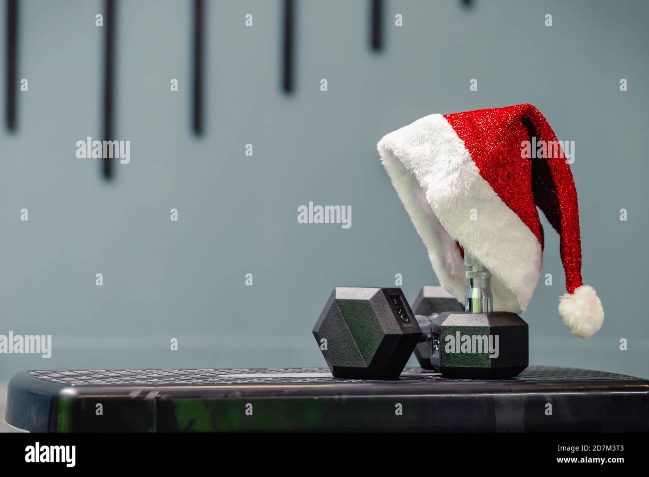 Cappello di Babbo Natale in palestra. Concetto di sport su Natale e Capodanno. Concetto di fitness, stile di vita sano e attivo. Foto Stock