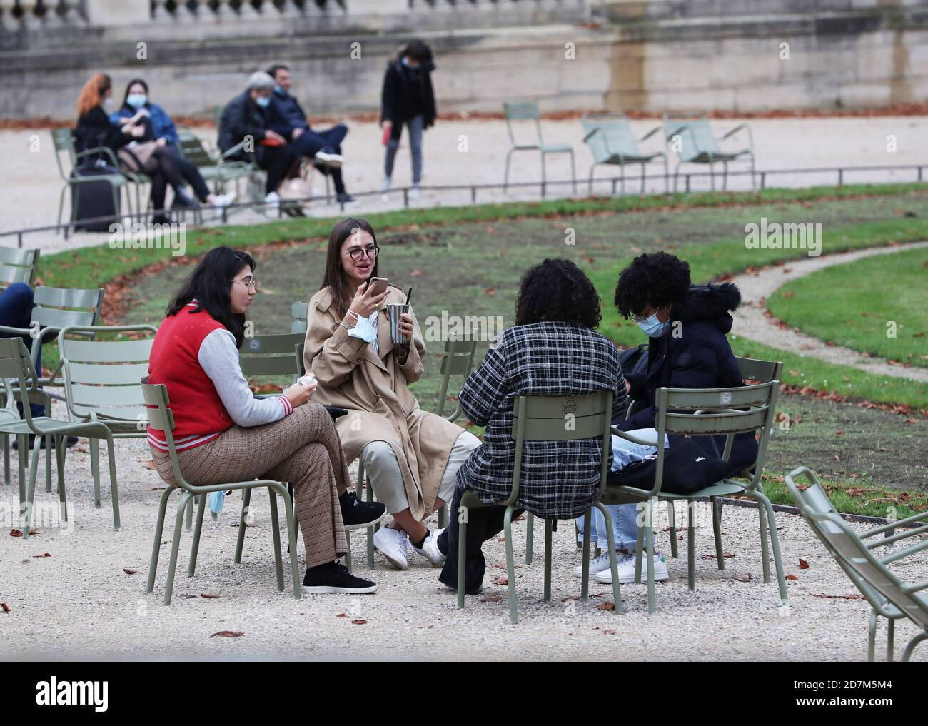 Parigi, Francia. 23 Ott 2020. La gente riposa nel parco del Lussemburgo a Parigi, Francia, 23 ottobre 2020. Con un record di 42,032 nuove infezioni confermate nelle ultime 24 ore, la Francia ha contato un totale complessivo di 1,041,075 casi COVID-19 a partire da venerdì, diventando il secondo paese dell'Unione europea (UE) che ha superato la triste cifra di un milione dopo la Spagna. Credit: Gao Jing/Xinhua/Alamy Live News Foto Stock