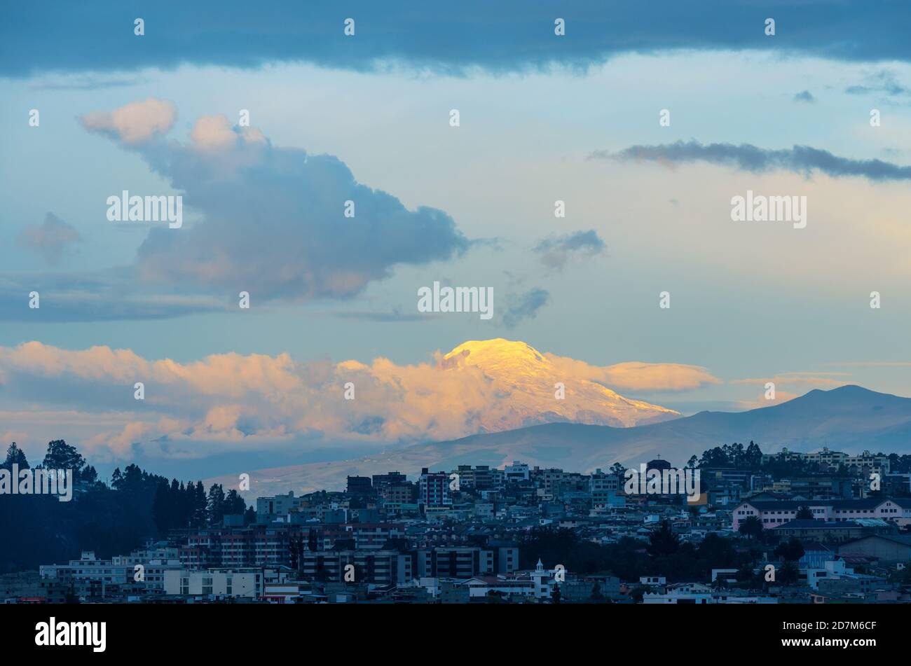 Vulcano Cayambe e skyline di Quito al tramonto, Ecuador. Foto Stock